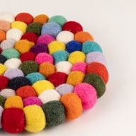 Mantel individual redondo de bolas de fieltro - 20 cm multicolor