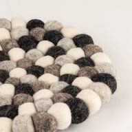 Mantel individual redondo de bolas de fieltro - 20 cm color gris multicolor
