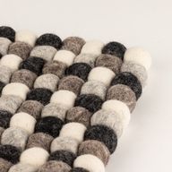 Mantel individual cuadrado de bolas de fieltro - 20 cm color gris multicolor