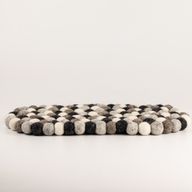 Alfombra central ovalada de bolas de fieltro - 38x18cm Color gris múltiple