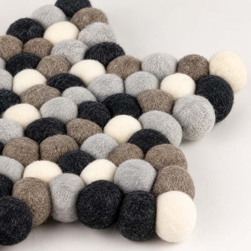 Alfombra central de estrella de bolas de fieltro - 38x18cm Color gris múltiple