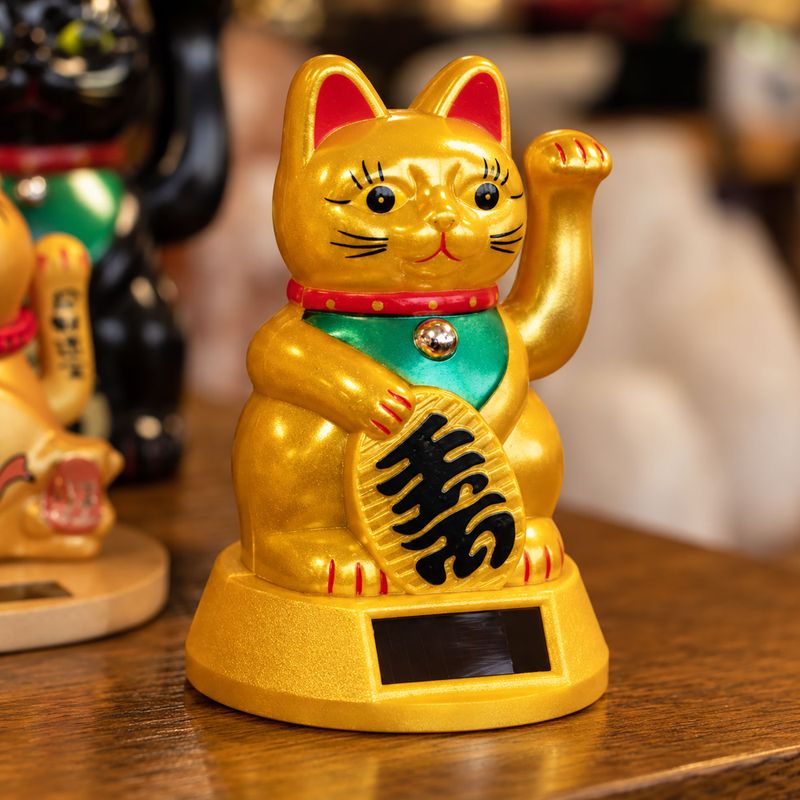 Gato de la suerte solar