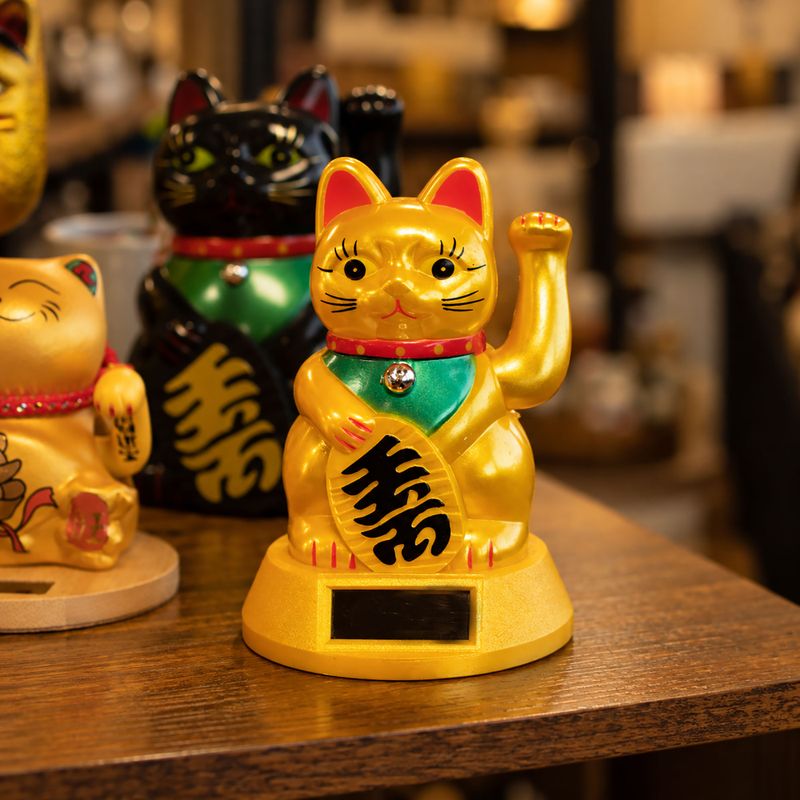 Gato de la suerte solar