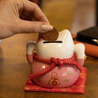 Hucha de cerámica gato de la suerte - Rosa sobre cojín