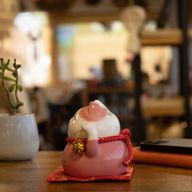 Hucha de cerámica gato de la suerte - Rosa sobre cojín