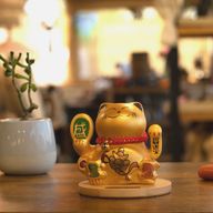 Gato de la suerte solar con base de madera - Mano móvil dorada