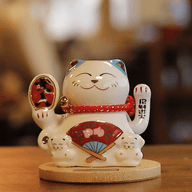 Gato de la suerte solar con base de madera - Mano móvil azul