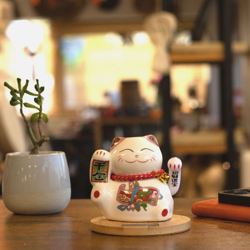 Gato de la fortuna solar con base de madera - Mano móvil rosa