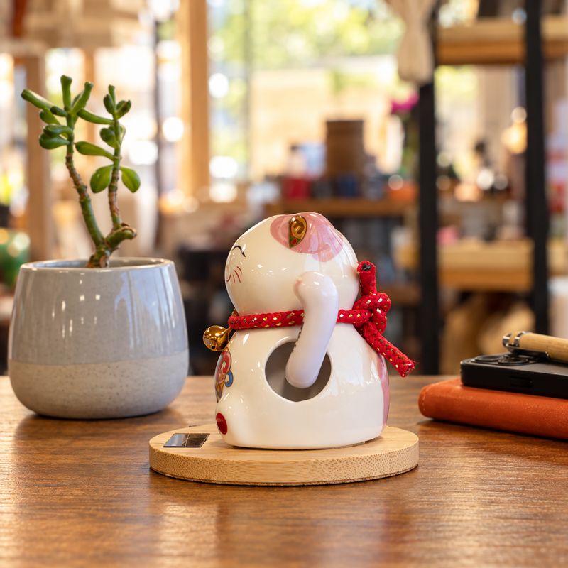 Gato de la fortuna solar con base de madera - Mano móvil rosa