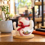 Gato de la fortuna solar con base de madera - Mano móvil rosa