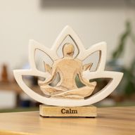 Figura de madera de mujer haciendo yoga - Flor de loto - Crema - Calma