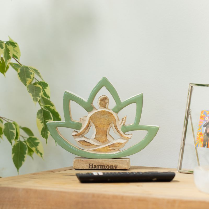 Figura de madera de mujer haciendo yoga - Flor de loto - Salvia - Armonía