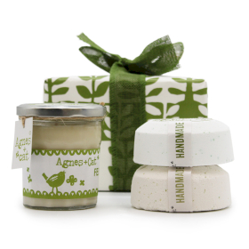 Set de Regalo: Bomba de baño de Higo blanco & Arándano silvestre + Vela de Ruibarbo