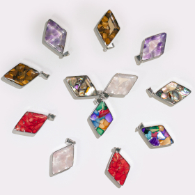 12x Colgantes en forma de diamante con carcasa de acero - Chips de gemas y conchas Surtido