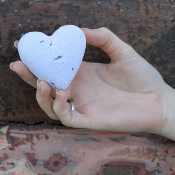 AW Artisan Dropshipping, fabricante, proveedor y distribuidor de Bombas de Baño con forma de corazón, realizas artesanalmente con aroma a chicle