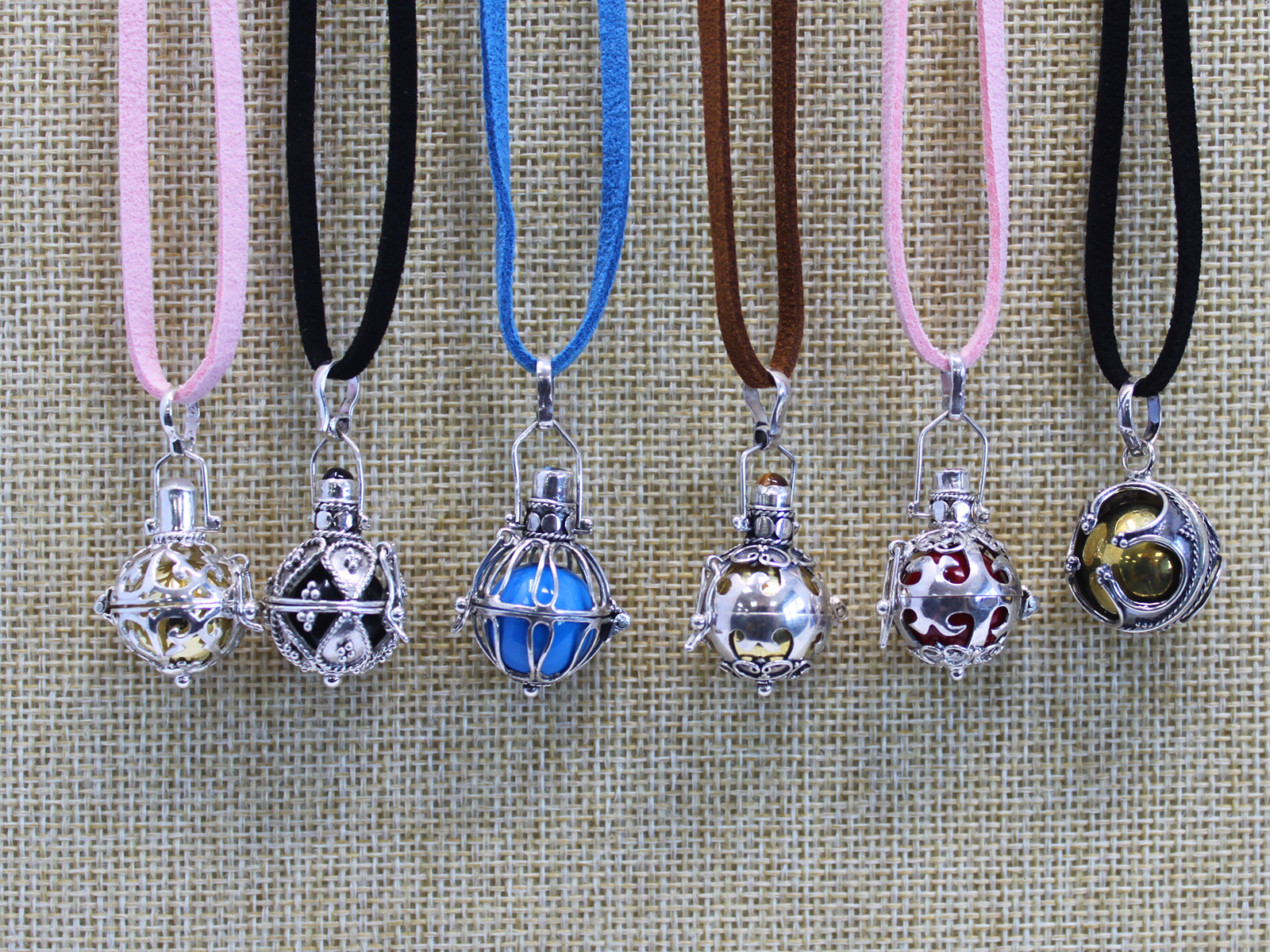Collares con campanitas de plata