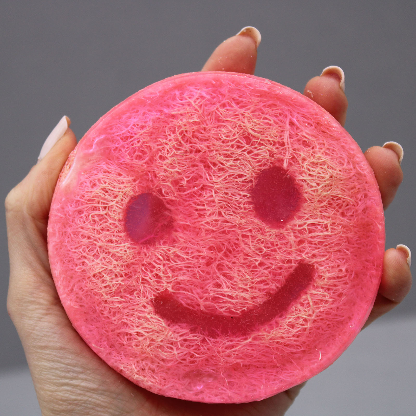 AW Dropshipping proveedor de Jabones Exfoliantes Felices de lufa egipcia y aceites esenciales hechos a mano. Jabón Exfoliante Feliz con aroma a chicle.