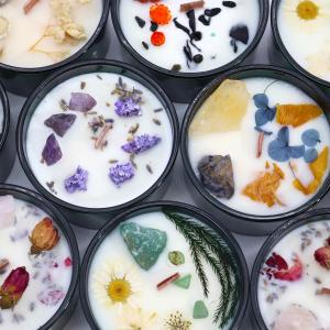 Velas con flores y gemas en tendencia para potenciar sus ventas online