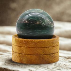 Proveedor de esferas de piedras preciosas con base de madera para impulsar tus ventas
